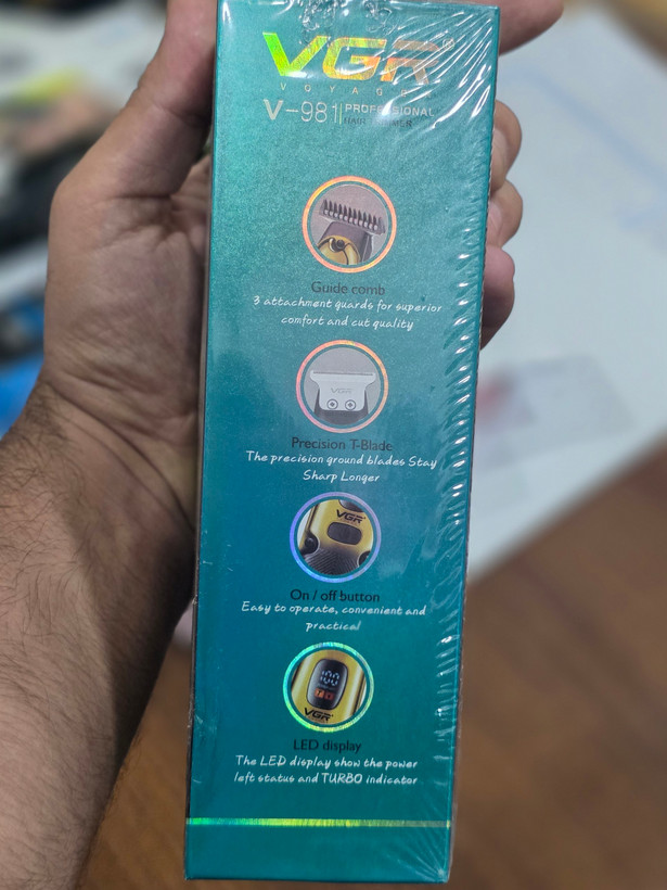 ماشین اصلاح VGR V-981 با تیغه T شکل استیل، نمایشگر LED، موتور توربو و شارژ USB-C